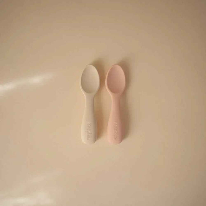 Mushie® Set dveh silikonskih žličk Starter Blush/Shifting Sand Mushie